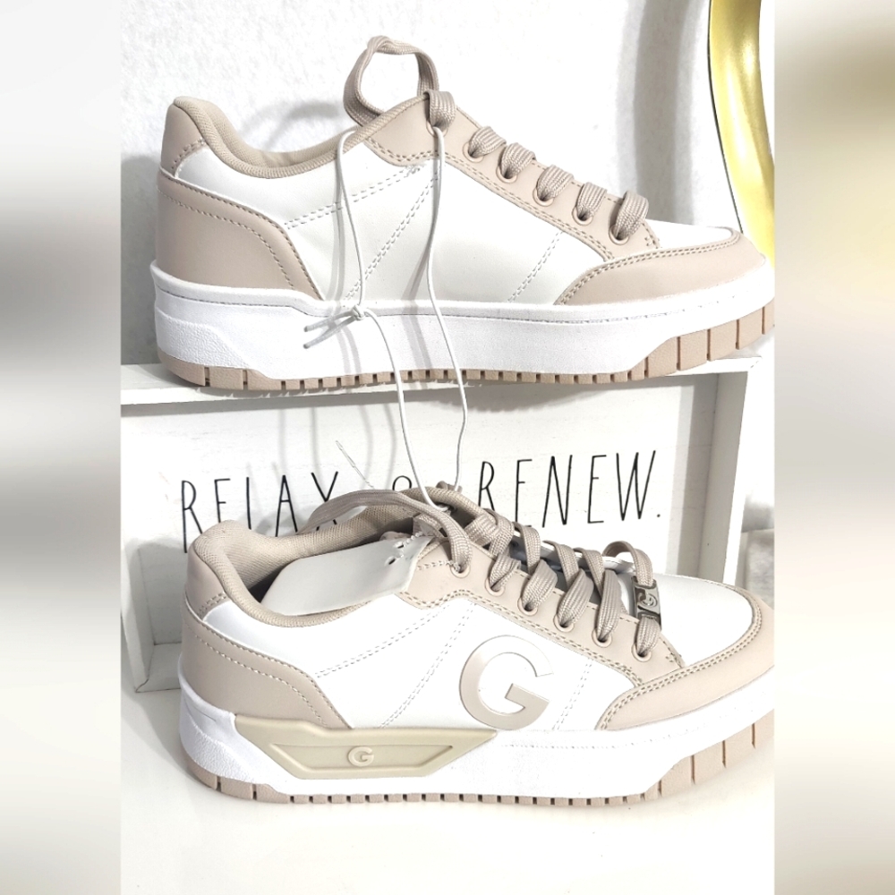 GBG‎ Los Angeles Holdin Sneakers Women Color White And Beige Size 8.5